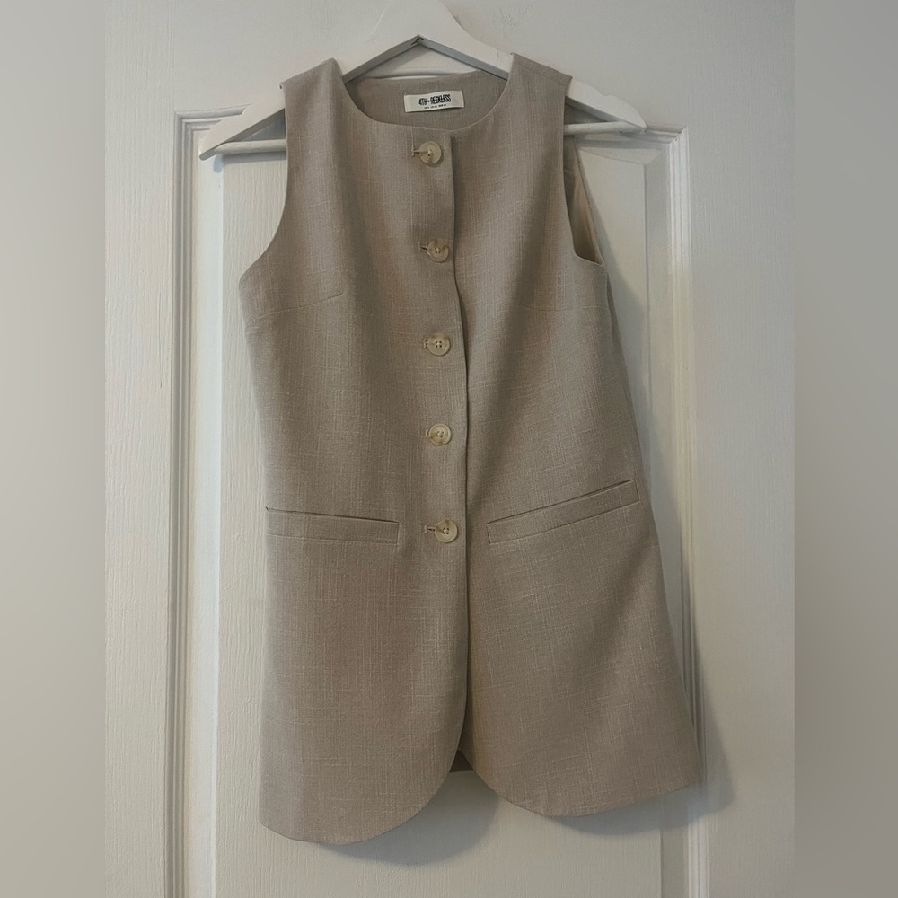 Neutral vest